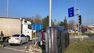 İki otomobil kavşakta çarpıştı: 4 yaralı