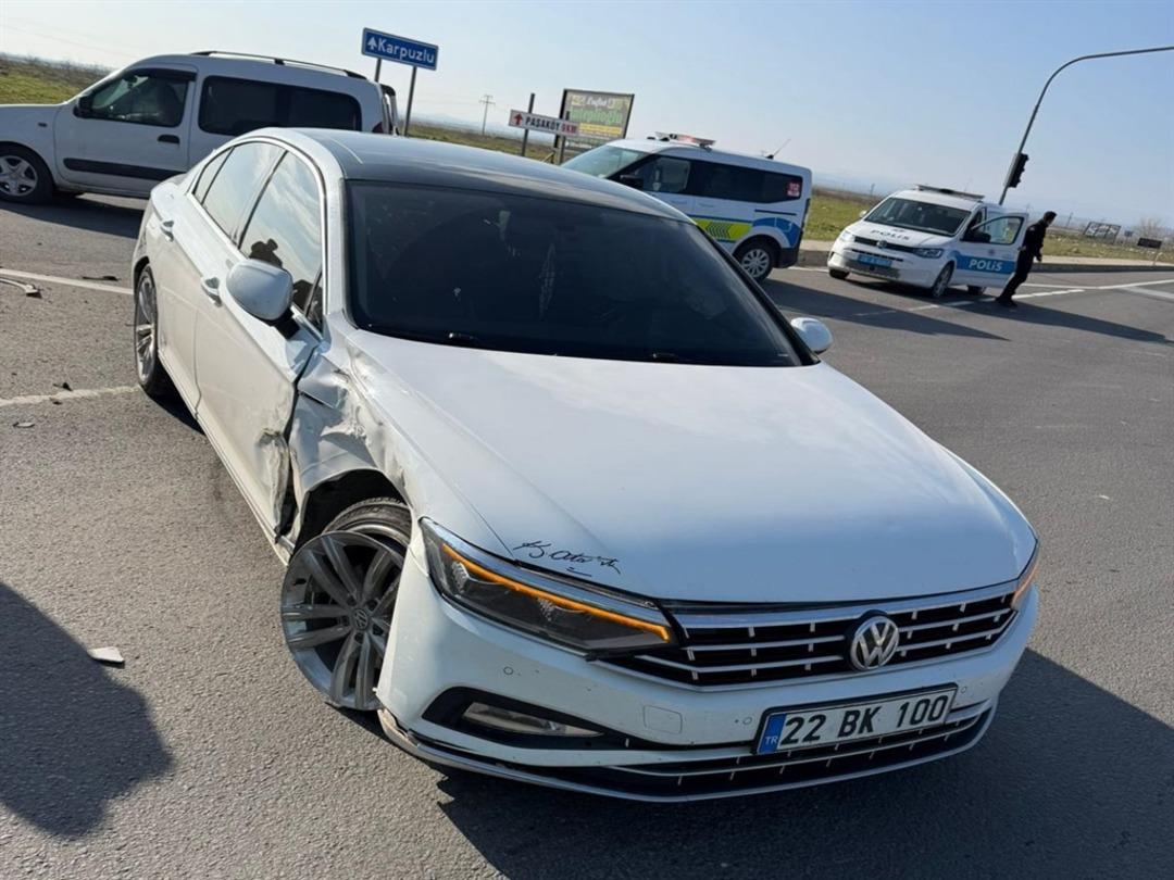 İki otomobil kavşakta &ccedil;arpıştı: 4 yaralı 2