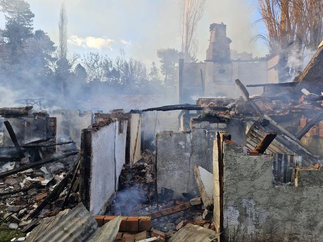 Çorum da çıkan yangında 2 katlı ev, samanlık ve traktör yandı 7