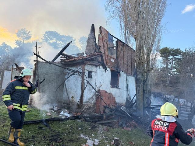 Çorum da çıkan yangında 2 katlı ev, samanlık ve traktör yandı 6