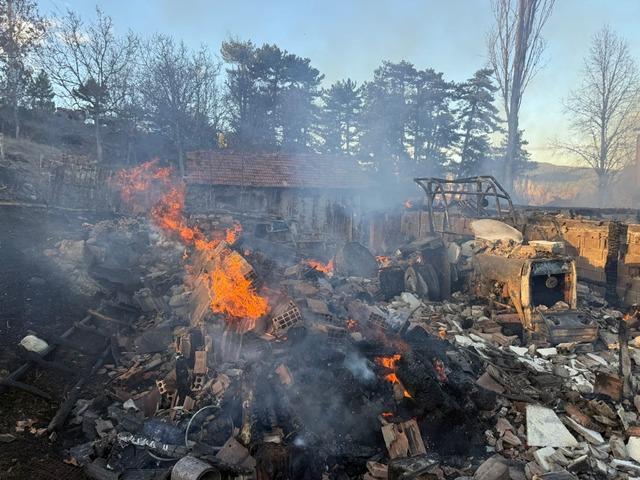 Çorum da çıkan yangında 2 katlı ev, samanlık ve traktör yandı 5