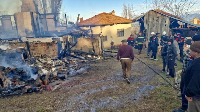 Çorum da çıkan yangında 2 katlı ev, samanlık ve traktör yandı 4