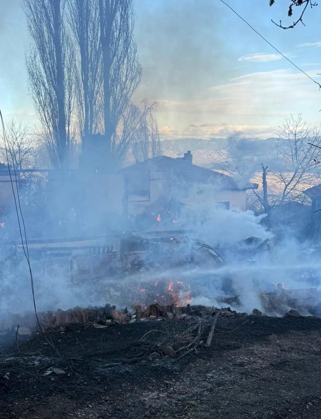 Çorum da çıkan yangında 2 katlı ev, samanlık ve traktör yandı 3