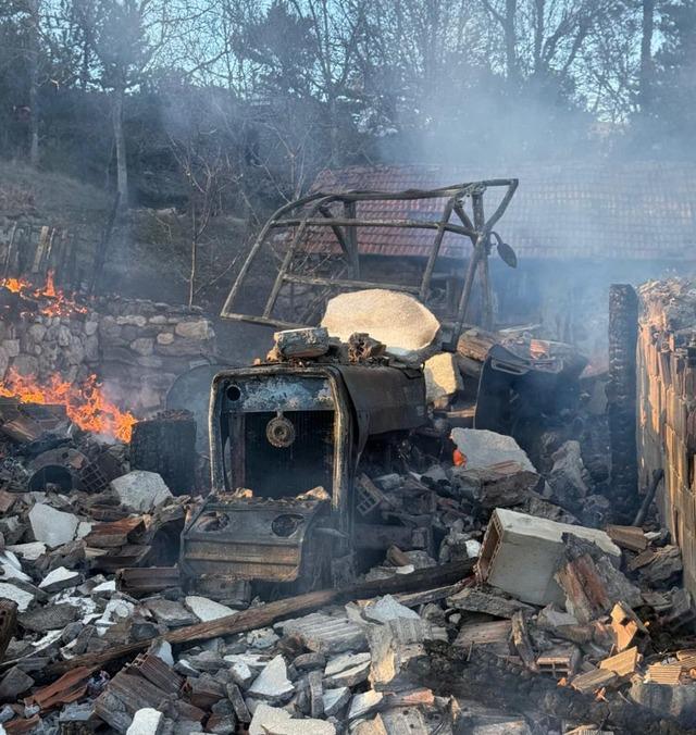 Çorum da çıkan yangında 2 katlı ev, samanlık ve traktör yandı 2
