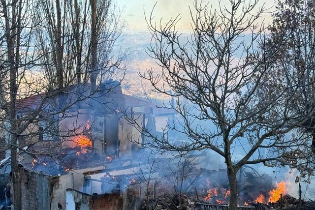 Çorum da çıkan yangında 2 katlı ev, samanlık ve traktör yandı 1