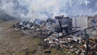 Çorum'da çıkan yangında 2 katlı ev, samanlık ve traktör yandı