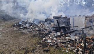 &Ccedil;orum'da &ccedil;ıkan yangında 2 katlı ev, samanlık ve trakt&ouml;r yandı