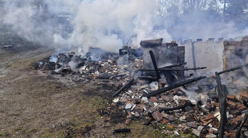 &Ccedil;orum'da &ccedil;ıkan yangında 2 katlı ev, samanlık ve trakt&ouml;r yandı