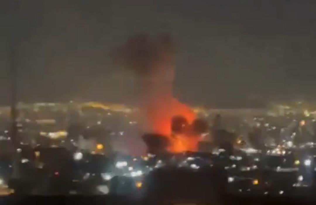 İran ın başkenti Tahran a yeni hava saldırısı! U&ccedil;ak sesleri duyuldu, şiddetli patlamalar yaşandı 1