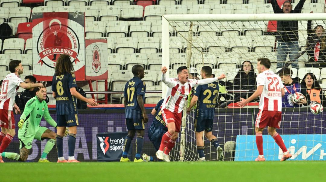 Fenerbah&ccedil;e ye Antalya da 90+6 şoku! Kerem Akt&uuml;rkoğlu nun tepkisi sosyal medyada g&uuml;ndeme oturdu 3