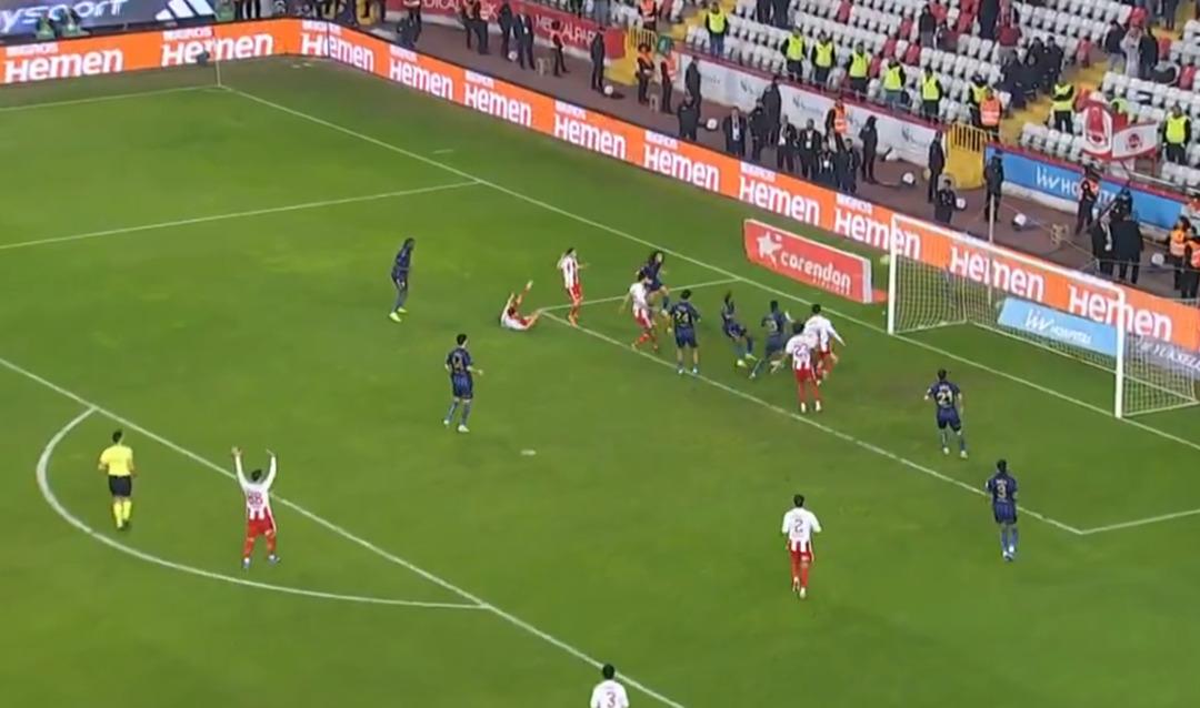 Fenerbah&ccedil;e ye Antalya da 90+6 şoku! Kerem Akt&uuml;rkoğlu nun tepkisi sosyal medyada g&uuml;ndeme oturdu 1