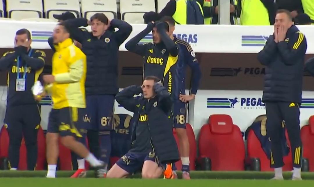 Fenerbah&ccedil;e ye Antalya da 90+6 şoku! Kerem Akt&uuml;rkoğlu nun tepkisi sosyal medyada g&uuml;ndeme oturdu 2