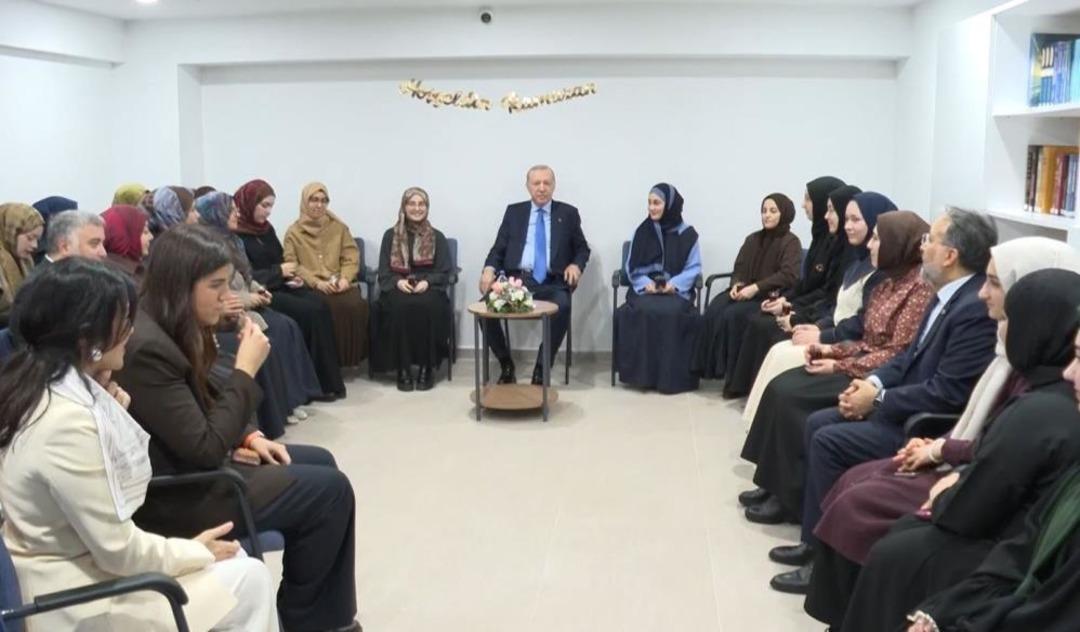 Cumhurbaşkanı Erdoğan &uuml;niversite &ouml;ğrencileri ile bir araya geldi 2