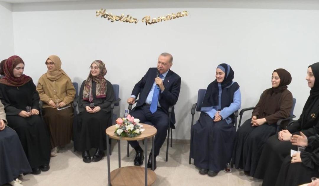 Cumhurbaşkanı Erdoğan &uuml;niversite &ouml;ğrencileri ile bir araya geldi 1