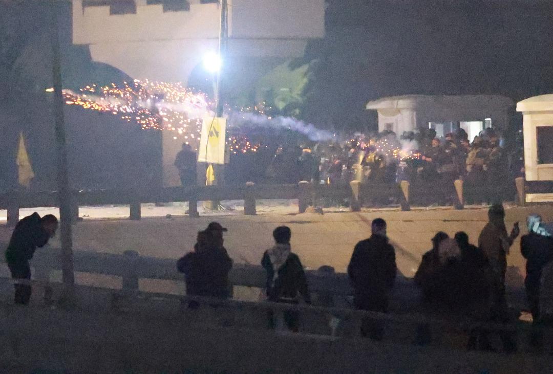 Bağdat sokakları karıştı! İran destek&ccedil;isi g&ouml;stericiler Yeşil B&ouml;lge ye girmeye &ccedil;alıştı 2