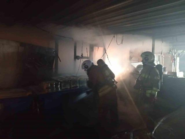 Antakya&rsquo;da iş yeri alevlere teslim oldu 1