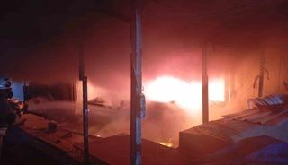 Antakya&rsquo;da iş yeri alevlere teslim oldu