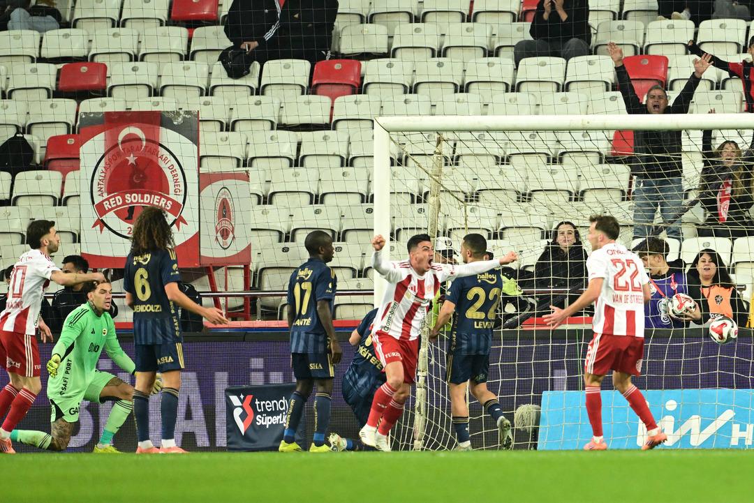 Fenerbah&ccedil;e rekor bedele almıştı! Performansıyla Nihat Kahveci'yi &ccedil;ıldırttı 