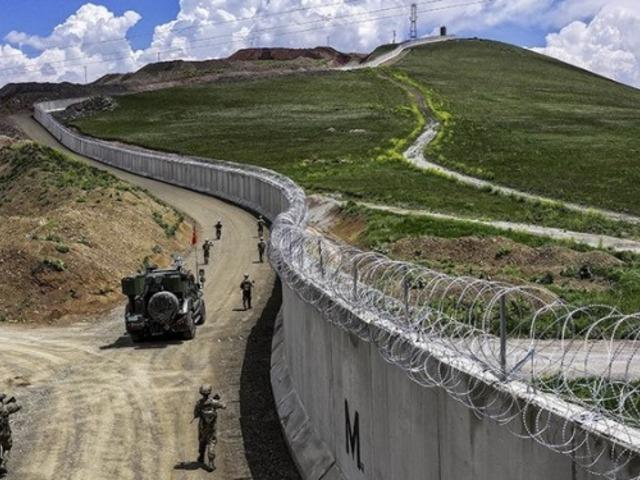 Bakan Bolat duyurdu: T&uuml;rkiye-İran arasında yolcu ge&ccedil;işleri durduruldu