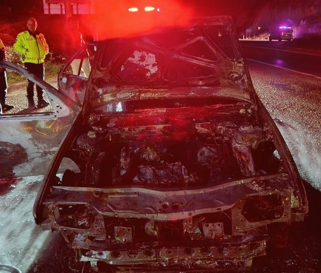 Hareket halindeyken alev alan otomobil yandı 3