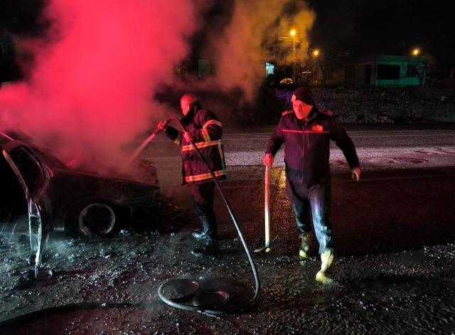 Hareket halindeyken alev alan otomobil yandı 2