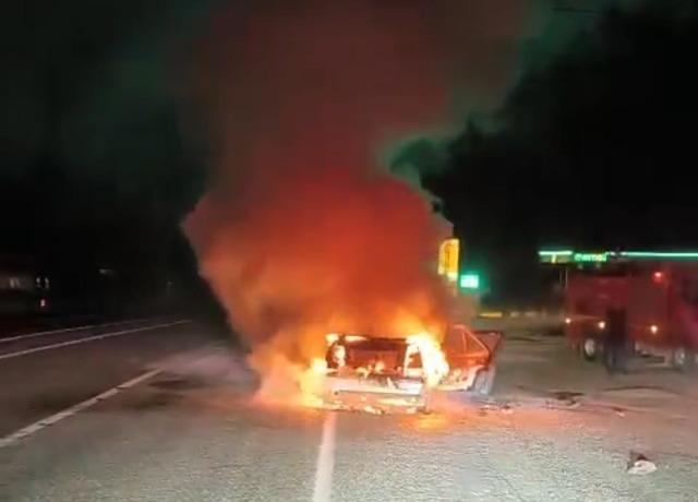 Hareket halindeyken alev alan otomobil yandı 1