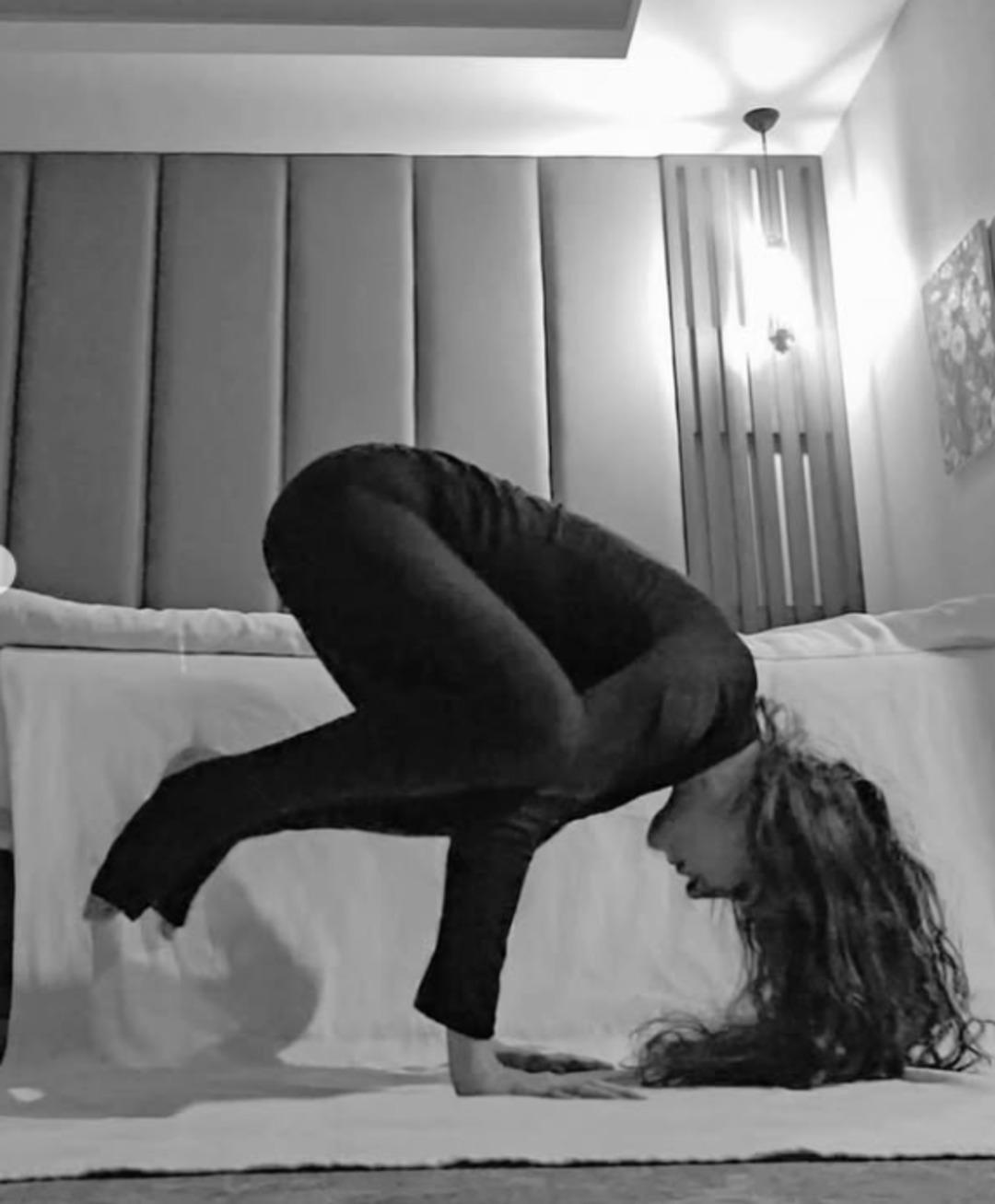 Uzak Şehir in Fidan ı ger&ccedil;ek hayatta bambaşka! İlkay Kayku dan yoga pozları 3