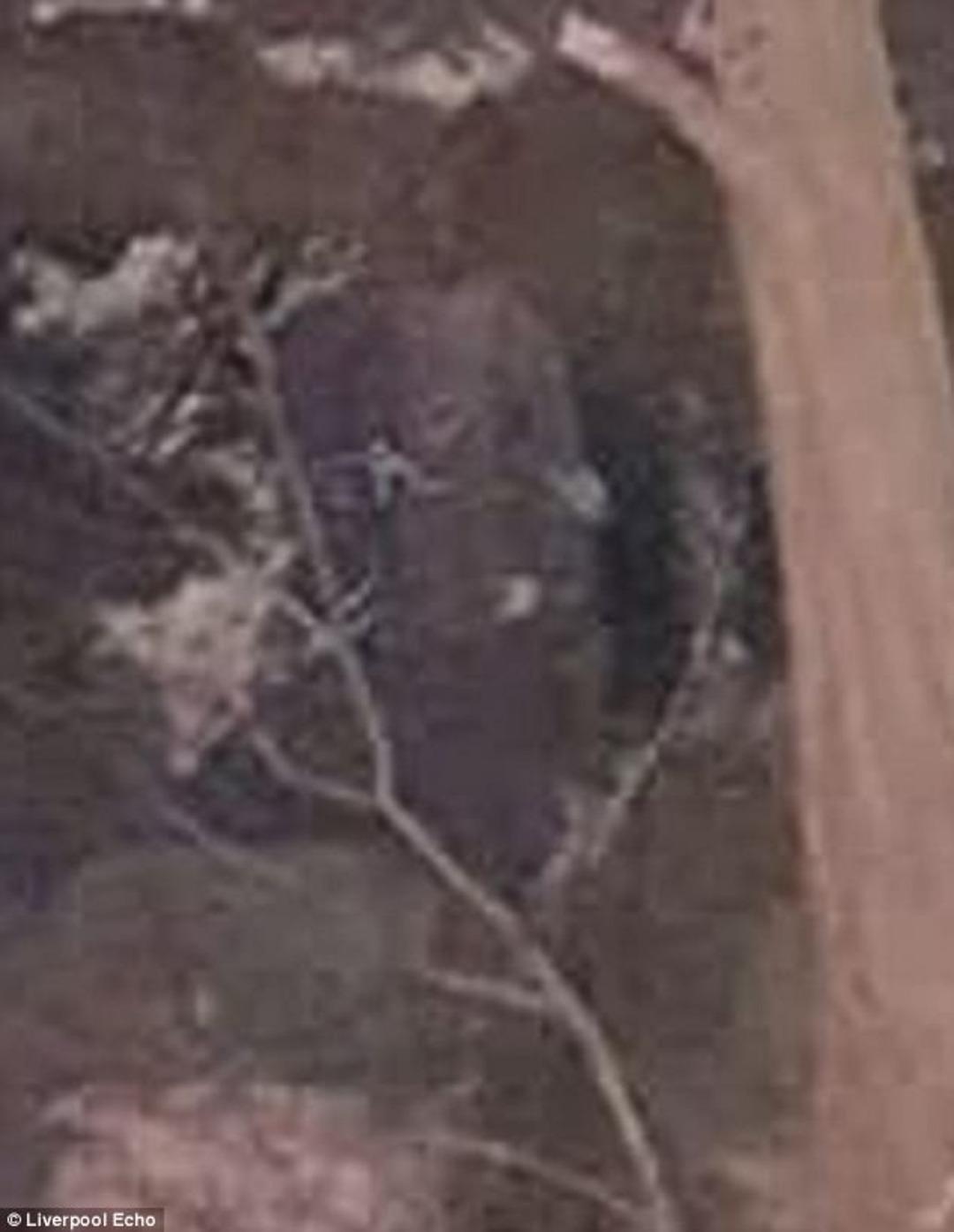 Mezarlıkta şoke eden g&ouml;r&uuml;nt&uuml;! İngiliz askerin hayaleti ortaya &ccedil;ıktı