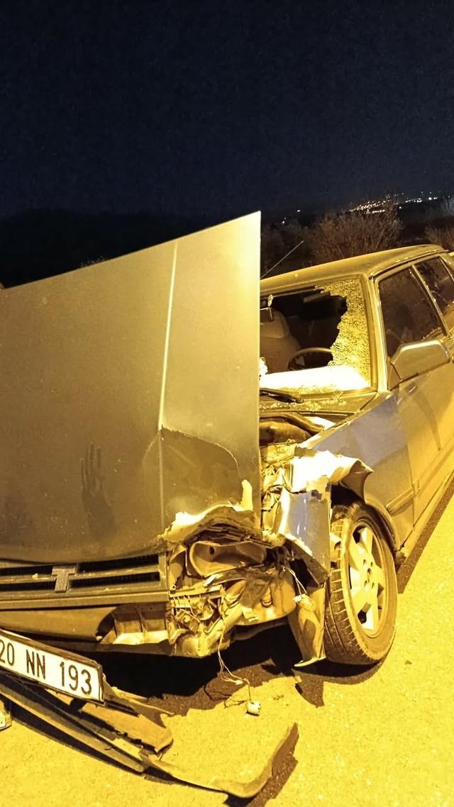 Buldan&rsquo;da iki otomobil kavşakta &ccedil;arpıştı! 1 yaralı 2