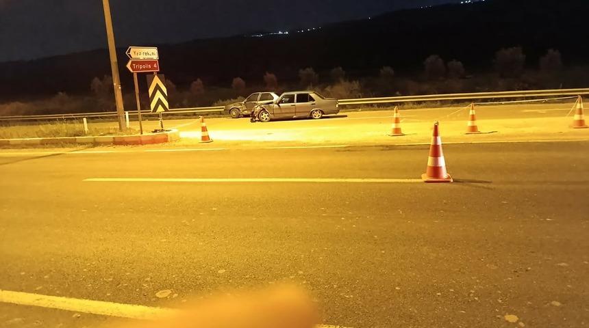 Buldan&rsquo;da iki otomobil kavşakta &ccedil;arpıştı! 1 yaralı