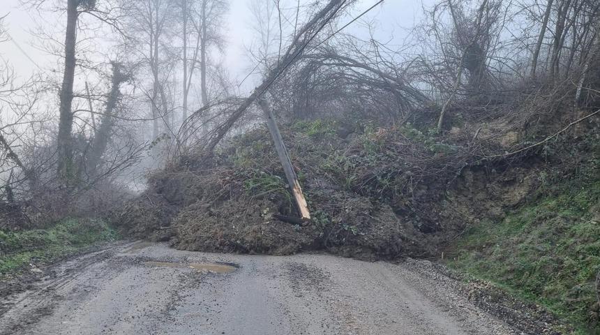 Heyelan k&ouml;y yolunu ulaşıma kapattı