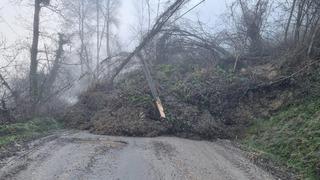 Heyelan köy yolunu ulaşıma kapattı