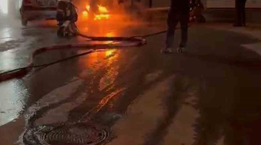 Ankara&rsquo;da alev alan elektrikli otomobil kullanılmaz hale geldi