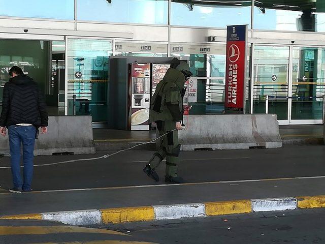 (Özel) Havalimanı’nda şüpheli paket fünye ile patlatıldı