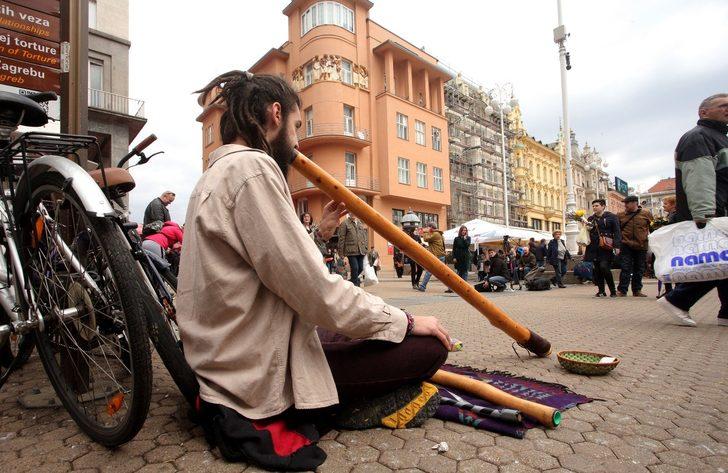 İnşaat işçisi elektrikli süpürge hortumuyla müzik yapıp Avrupa'yı geziyor  G1