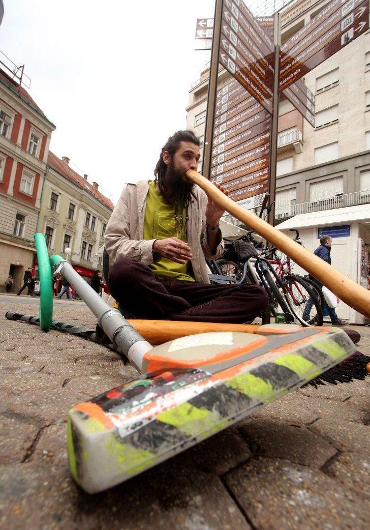 İnşaat işçisi elektrikli süpürge hortumuyla müzik yapıp Avrupa'yı geziyor  G2