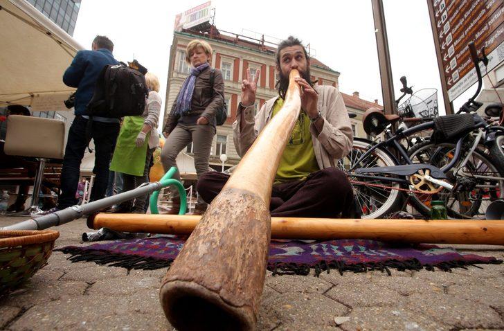 İnşaat işçisi elektrikli süpürge hortumuyla müzik yapıp Avrupa'yı geziyor  G3