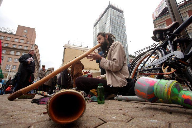 İnşaat işçisi elektrikli süpürge hortumuyla müzik yapıp Avrupa'yı geziyor  G4
