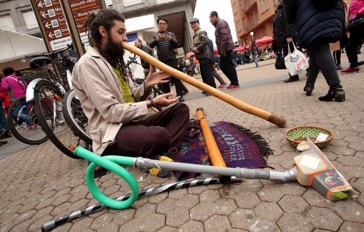 İnşaat işçisi elektrikli süpürge hortumuyla müzik yapıp Avrupa'yı geziyor  G5