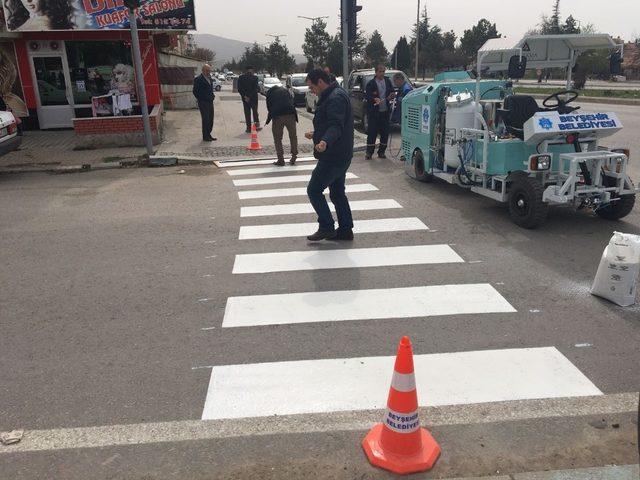 Beyşehir’e kazandırılan yol çizgi makinesi mesaisine başladı