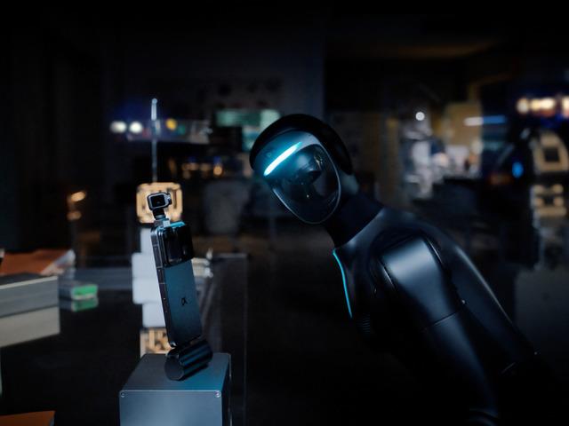 Telefon değil adeta robot! Başını sallayıp dans edebiliyor