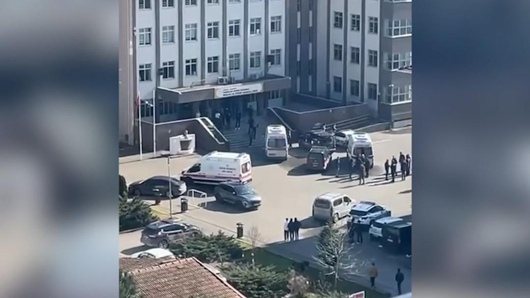 İstanbul da lisede bı&ccedil;aklı saldırı! 2 kadın &ouml;ğretmen ve 1 &ouml;ğrenci yaralandı 1