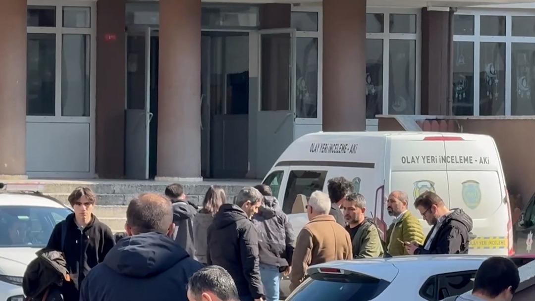 İstanbul da lisede bı&ccedil;aklı saldırı! 2 kadın &ouml;ğretmen ve 1 &ouml;ğrenci yaralandı 2