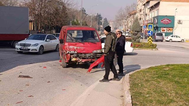 Bursa’da trafik kazası: 3 yaralı 2