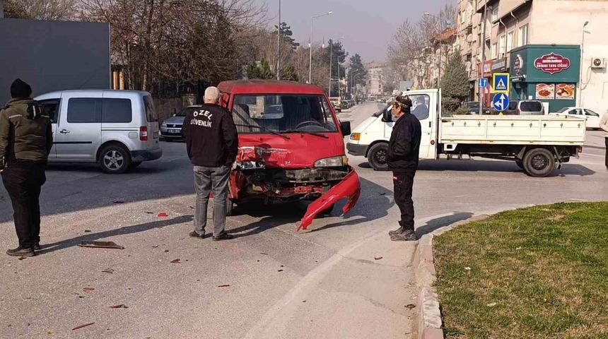 Bursa&rsquo;da trafik kazası: 3 yaralı