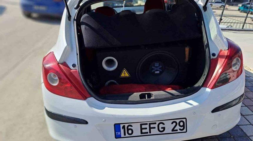 Bursa&rsquo;da ara&ccedil;ta ses sistemi bulunan s&uuml;r&uuml;c&uuml;ye ceza yağdı