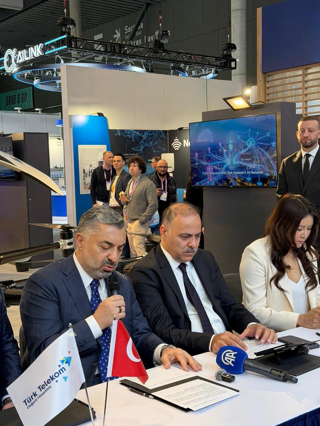 T&uuml;rk Telekom dan MWC 2026 da dikkat &ccedil;eken iş birliği: Hava ulaşımında yeni d&ouml;nem başlıyor! CEO Ebubekir Şahin: "&Uuml;lkemizin y&uuml;ksek teknoloji ihra&ccedil; etme hedefine &ouml;nc&uuml;l&uuml;k ediyoruz&rdquo;  1