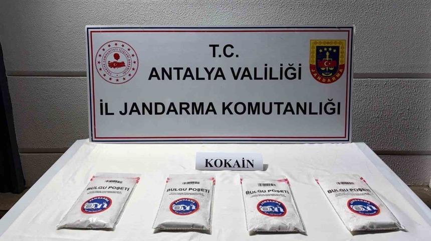 Antalya&rsquo;da 1 kilo 380 gram kokain ele ge&ccedil;irildi, 2 ş&uuml;pheli tutuklandı