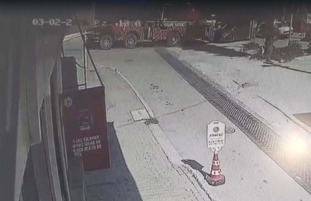 Rampada geri kayan vin&ccedil;, 2 otomobili ezip, aydınlatma direği ile iş yerine &ccedil;arptı 7