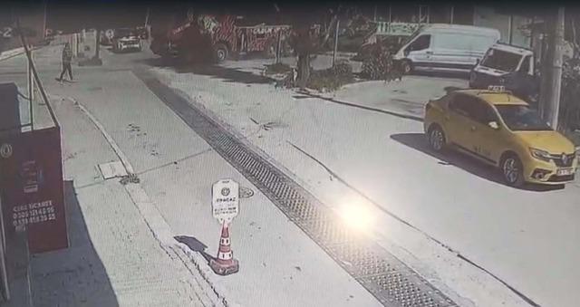 Rampada geri kayan vin&ccedil;, 2 otomobili ezip, aydınlatma direği ile iş yerine &ccedil;arptı 6